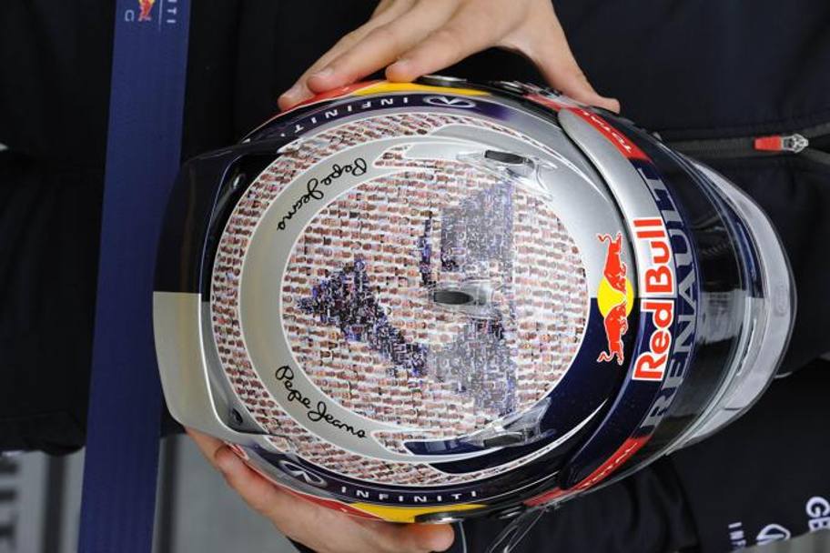 GP Gran Bretagna 2013, omaggio alla squadra: i volti di tutto il  personale Red Bull ritratti sul casco. Colombo